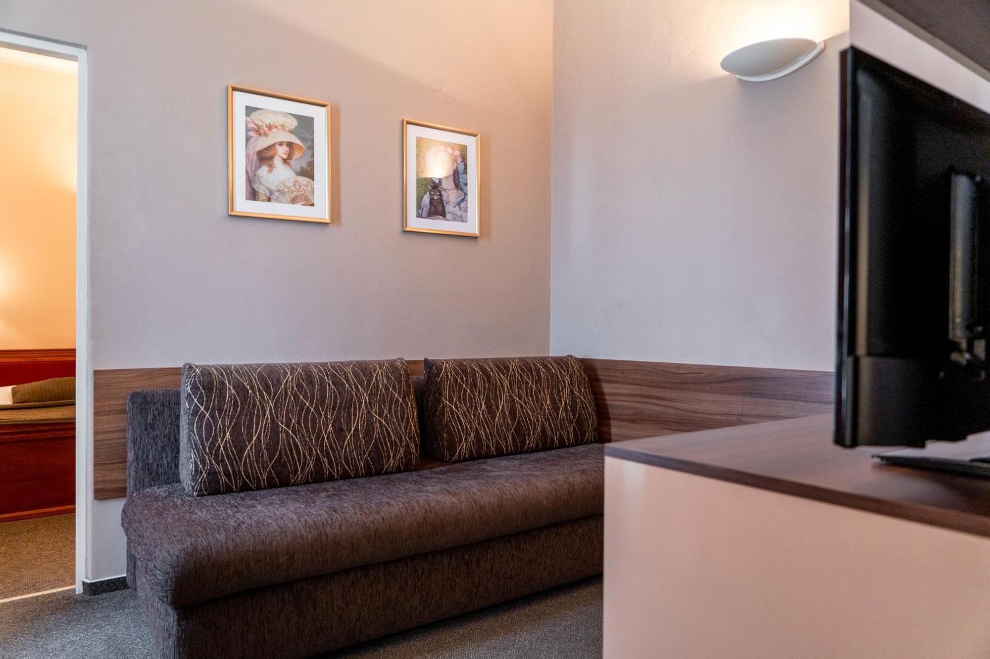 Hotel Grand Uherske Hradiste Luaran gambar